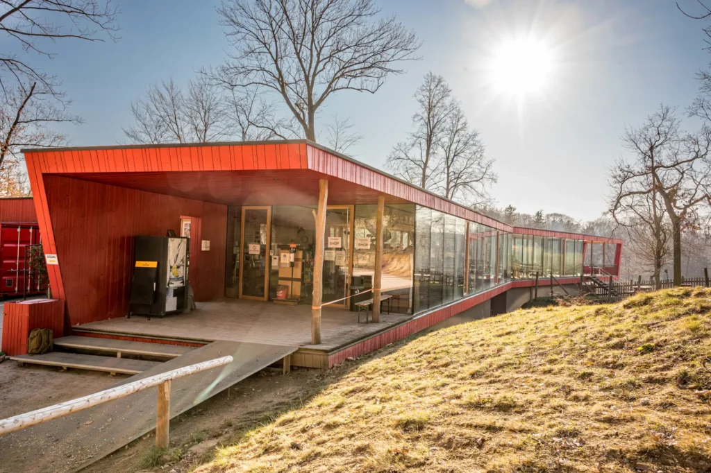 Eingangsbereich des Besucherzentrums mit zwei breiten Stufen und einer Rampe für Rollstuhlfahrer