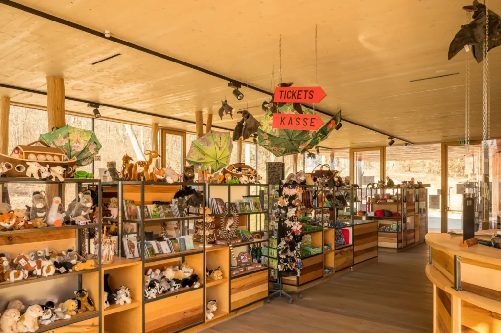 Kassenbereich des Besucherzentrums mit Blick auf die verschiedensten Souvenirs wie Stofftiere und Blöcke.