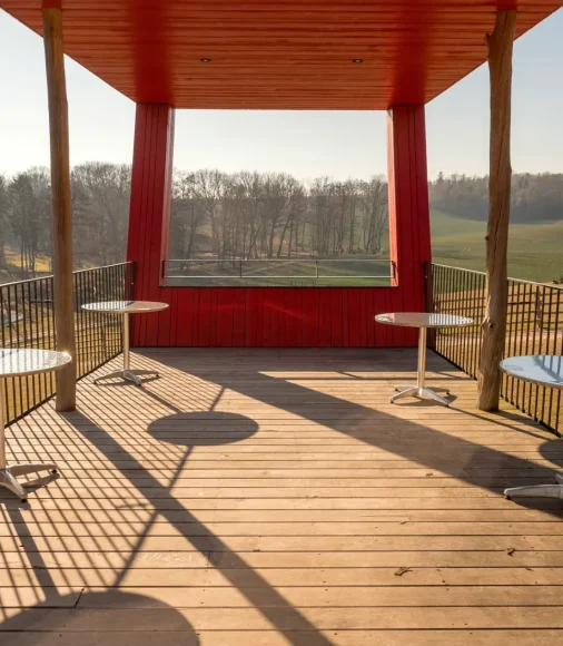 Terrasse des Besucherzentrum mit großem rotem Holzrahmen mit Aussicht auf das Arial des Wildparks Ernstbrunn