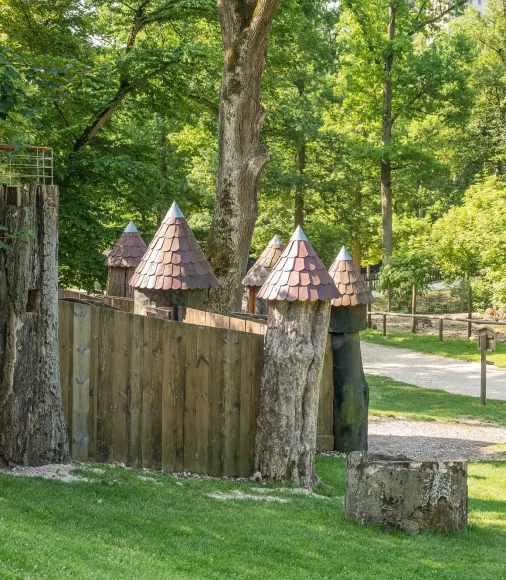 Spielplatz mit Spielburg mit Mauern aus Holz und Türme aus Baumstämme im Wildpark Ernstbrunn dem Ausflugsziel in Niederösterreich